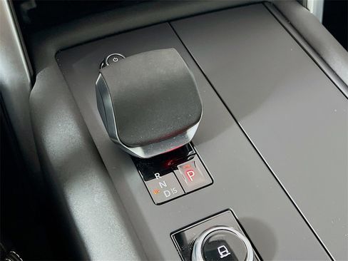 Used 2025 Land Rover Discovery Dynamic SE image 17