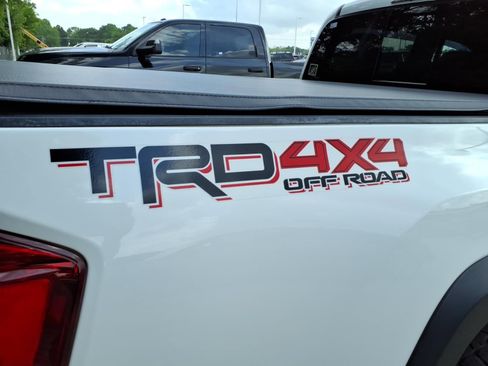 Used 2017 Toyota Tacoma TRD Off-Road w/ Premium & Technology Package image 8