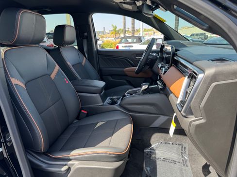 Used 2025 GMC Canyon AT4 w/ Nightfall Edition AWD/4WD image 38