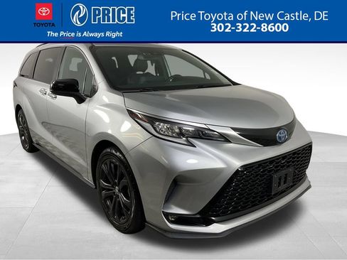 Used 2022 Toyota Sienna XSE w/ XSE Plus Package FWD image 1