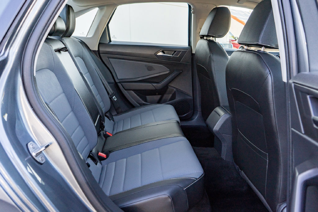 Used 2025 Volkswagen Jetta SE FWD image 15