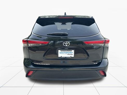 Used 2022 Toyota Highlander XLE image 7
