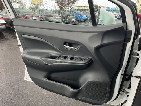 Used 2025 Nissan Versa SV image 18