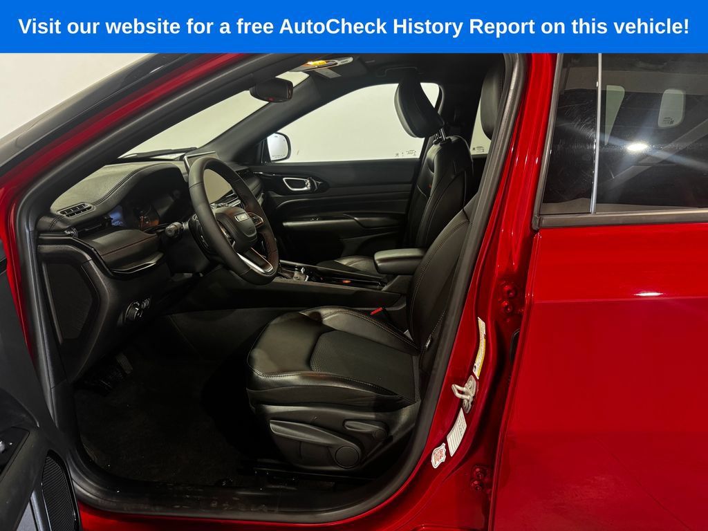 Used 2025 Jeep Compass Trailhawk AWD/4WD image 15