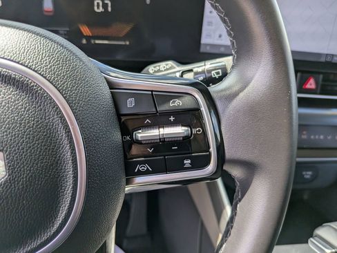 Used 2025 Kia Carnival FWD image 30