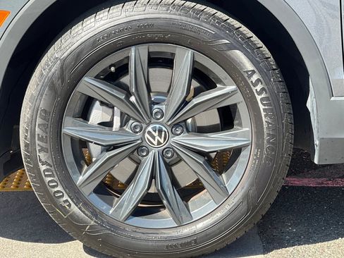Used 2024 Volkswagen Tiguan SE FWD image 33