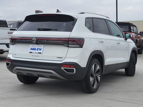Used 2025 Volkswagen Taos SE image 5