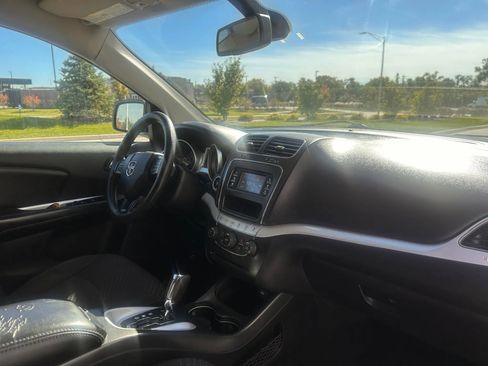 Used 2018 Dodge Journey SE image 19
