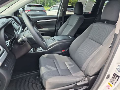 Used 2017 Toyota Highlander LE FWD image 14