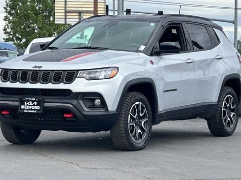 Used 2025 Jeep Compass Trailhawk AWD/4WD image 9