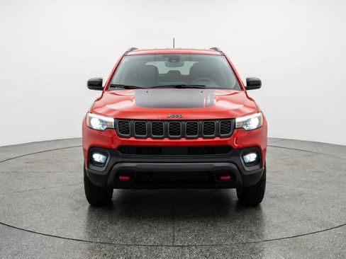 Used 2025 Jeep Compass Trailhawk image 2
