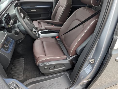 Used 2025 Volkswagen ID. Buzz Pro S Plus RWD image 15