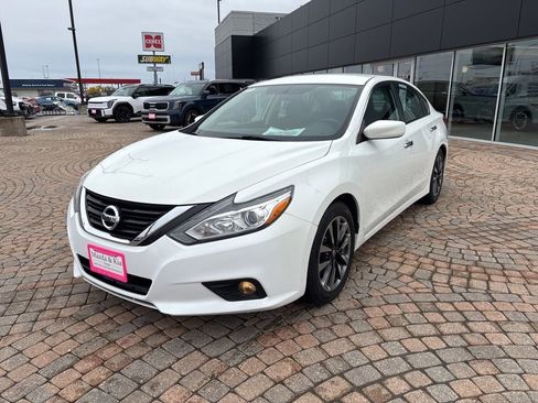 Used 2018 Nissan Altima 2.5 SV image 1