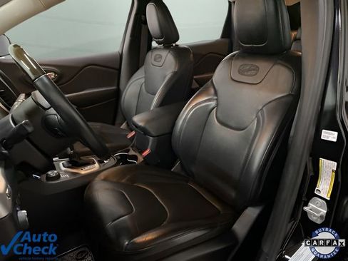 Used 2017 Jeep Cherokee Overland w/ Technology Group image 60