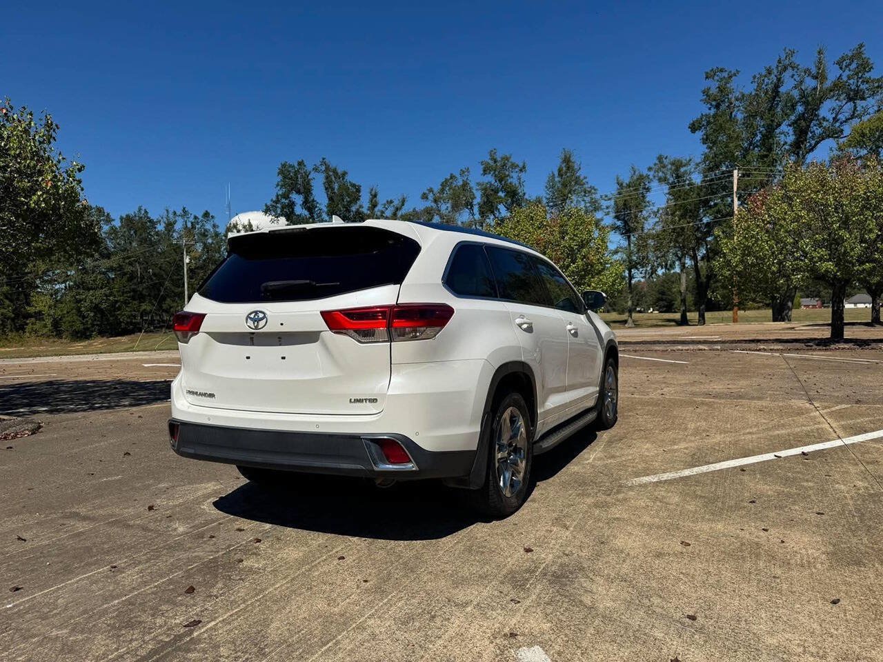 Used 2019 Toyota Highlander Limited Platinum FWD image 7