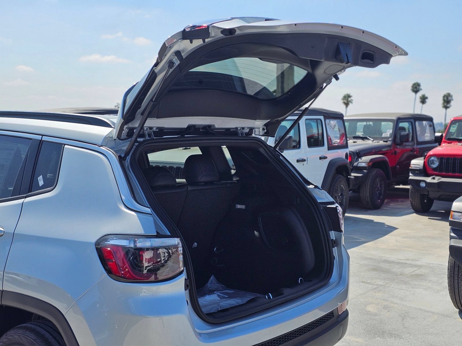 New 2026 Jeep Compass Latitude AWD/4WD image 10