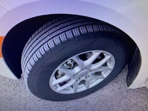 Used 2024 Chrysler Pacifica Touring-L image 13