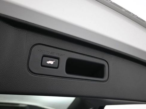 New 2025 Honda Pilot Touring image 2