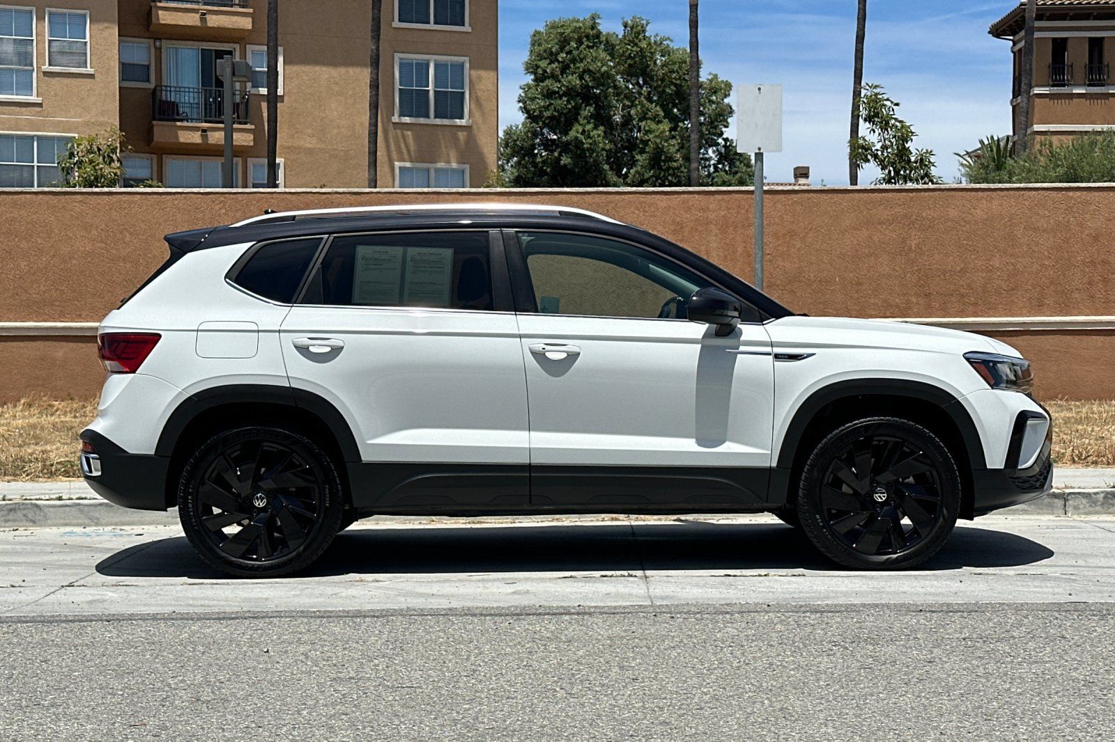 Used 2024 Volkswagen Taos SE AWD/4WD image 3