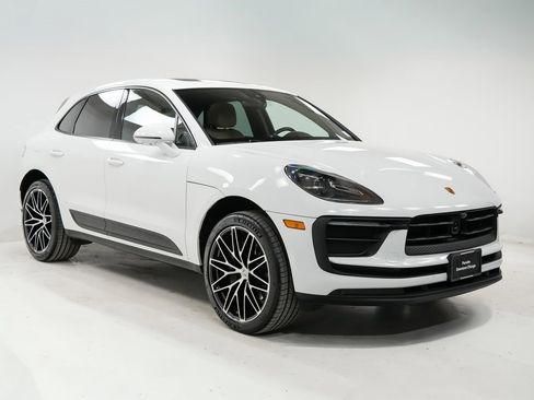 Certified 2025 Porsche Macan image 8