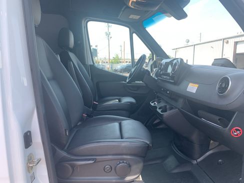 Used 2025 Mercedes-Benz Sprinter 2500 image 32