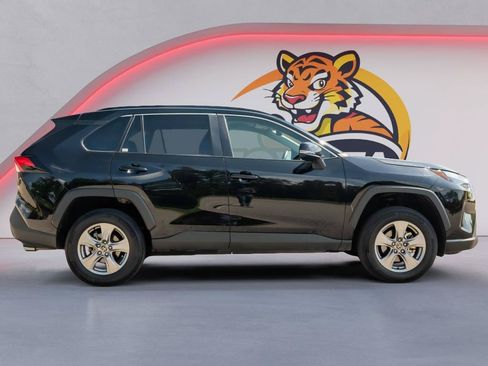 Used 2025 Toyota RAV4 XLE AWD/4WD image 4