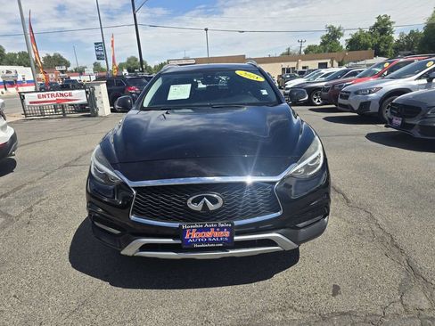 Used 2018 INFINITI QX30 Premium w/ Navigation Package AWD/4WD image 3