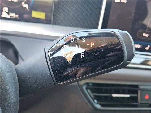 Certified 2025 Volkswagen Tiguan SE FWD image 12