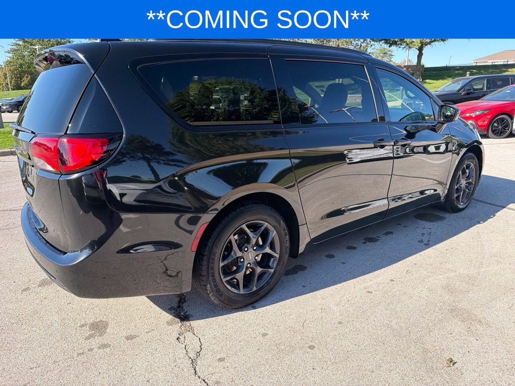 Used 2018 Chrysler Pacifica Touring-L w/ S Appearance Package FWD image 5