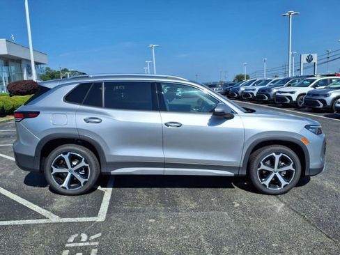 New 2025 Volkswagen Tiguan SE FWD image 8