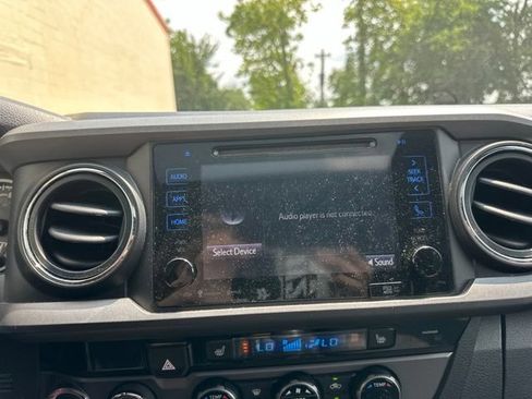 Used 2017 Toyota Tacoma TRD Off-Road w/ Premium & Technology Package AWD/4WD image 20