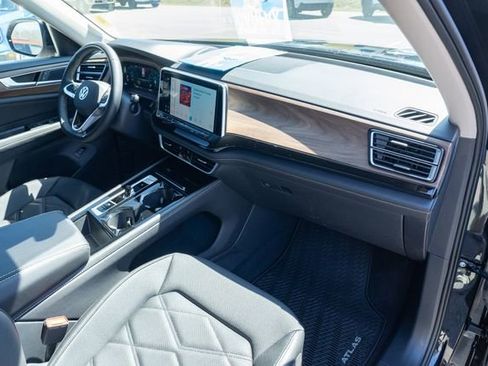 Certified 2025 Volkswagen Atlas SE image 43