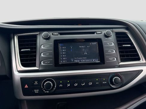 Used 2019 Toyota Highlander LE FWD image 13
