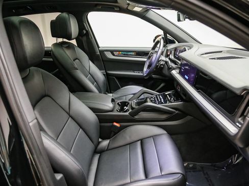 Certified 2024 Porsche Cayenne AWD/4WD image 20