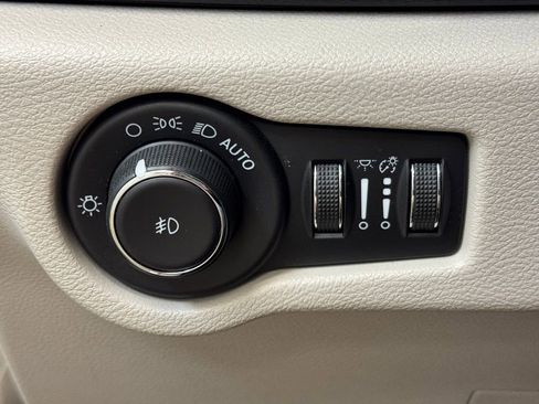 Used 2020 Chrysler Pacifica Touring-L FWD image 30