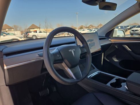 Used 2024 Tesla Model Y image 2