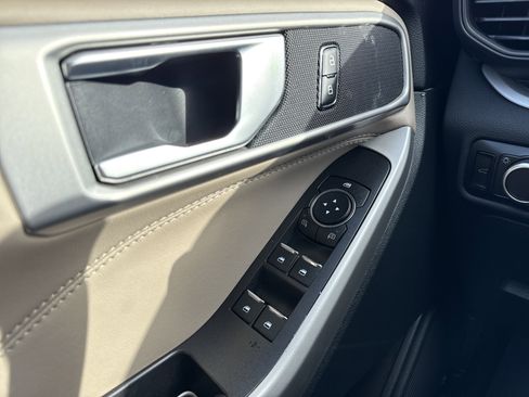 Used 2024 Ford Explorer XLT image 28