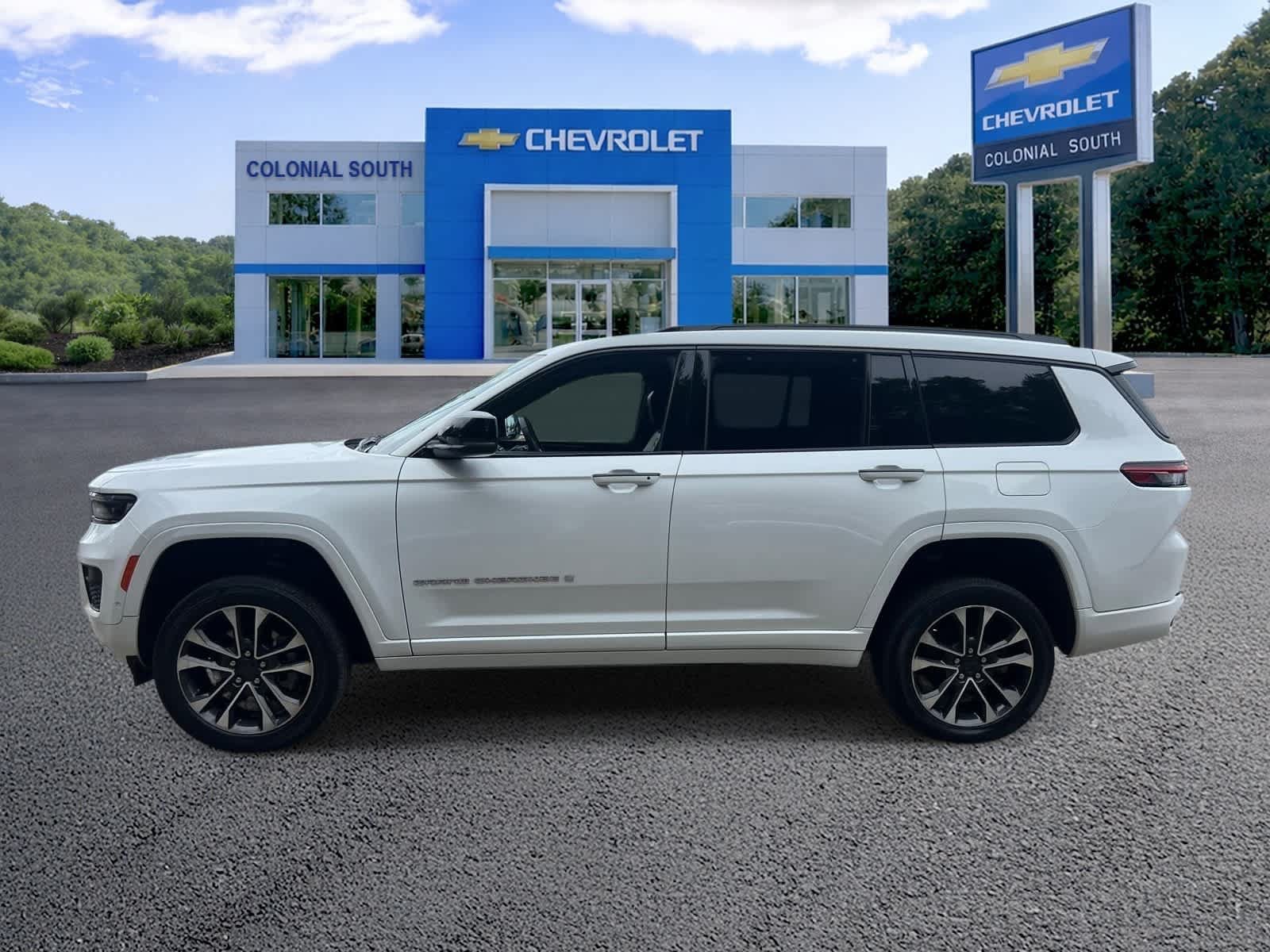 Used 2022 Jeep Grand Cherokee L Overland w/ Luxury Tech Group IV AWD/4WD image 3