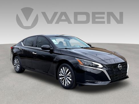 Certified 2025 Nissan Altima 2.5 SV image 1