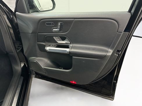 Used 2025 Mercedes-Benz GLB 250 4MATIC image 34
