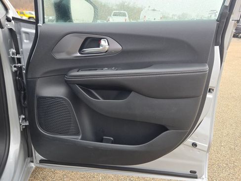 New 2026 Chrysler Pacifica Select FWD image 9