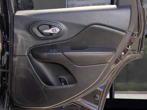 Used 2019 Jeep Cherokee Trailhawk image 17