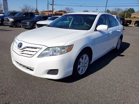Used 2011 Toyota Camry XLE image 3