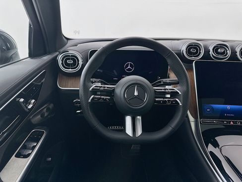 Used 2025 Mercedes-Benz GLC 300 4MATIC image 25
