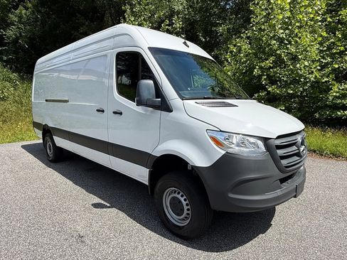 Used 2025 Mercedes-Benz Sprinter 2500 image 4