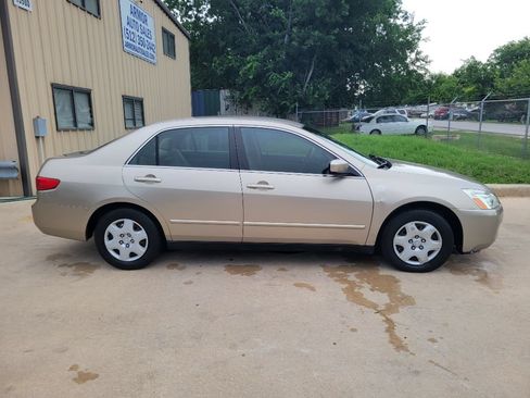 Used 2005 Honda Accord LX image 2
