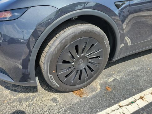 Used 2026 Tesla Model Y 2WD image 5