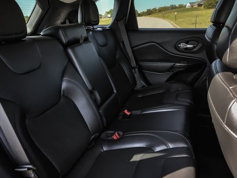 Used 2020 Jeep Cherokee Latitude Plus image 25