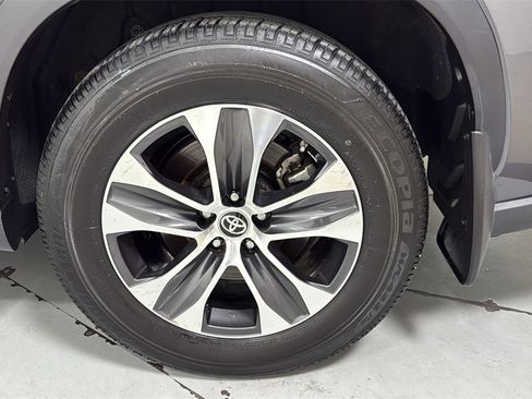 Used 2020 Toyota Highlander XLE image 24