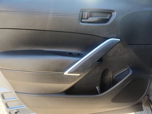 Used 2025 Toyota Corolla Cross LE image 12